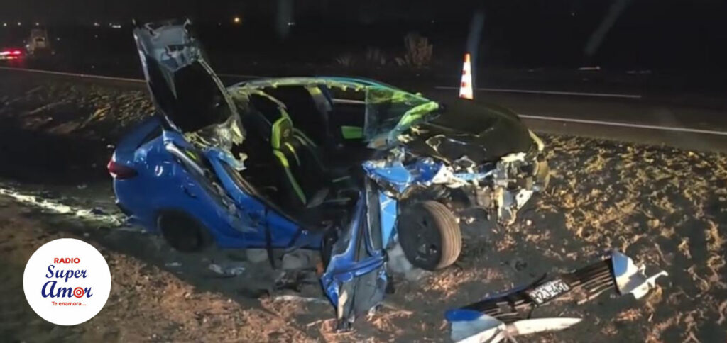 ¡SOBREVIVEN DE MILAGRO! Así quedó auto tras chocar contra tráiler